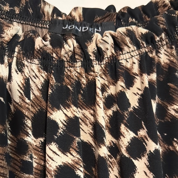 Leopard Print Off-Shoulder Women's Top - Picture 3 of 5